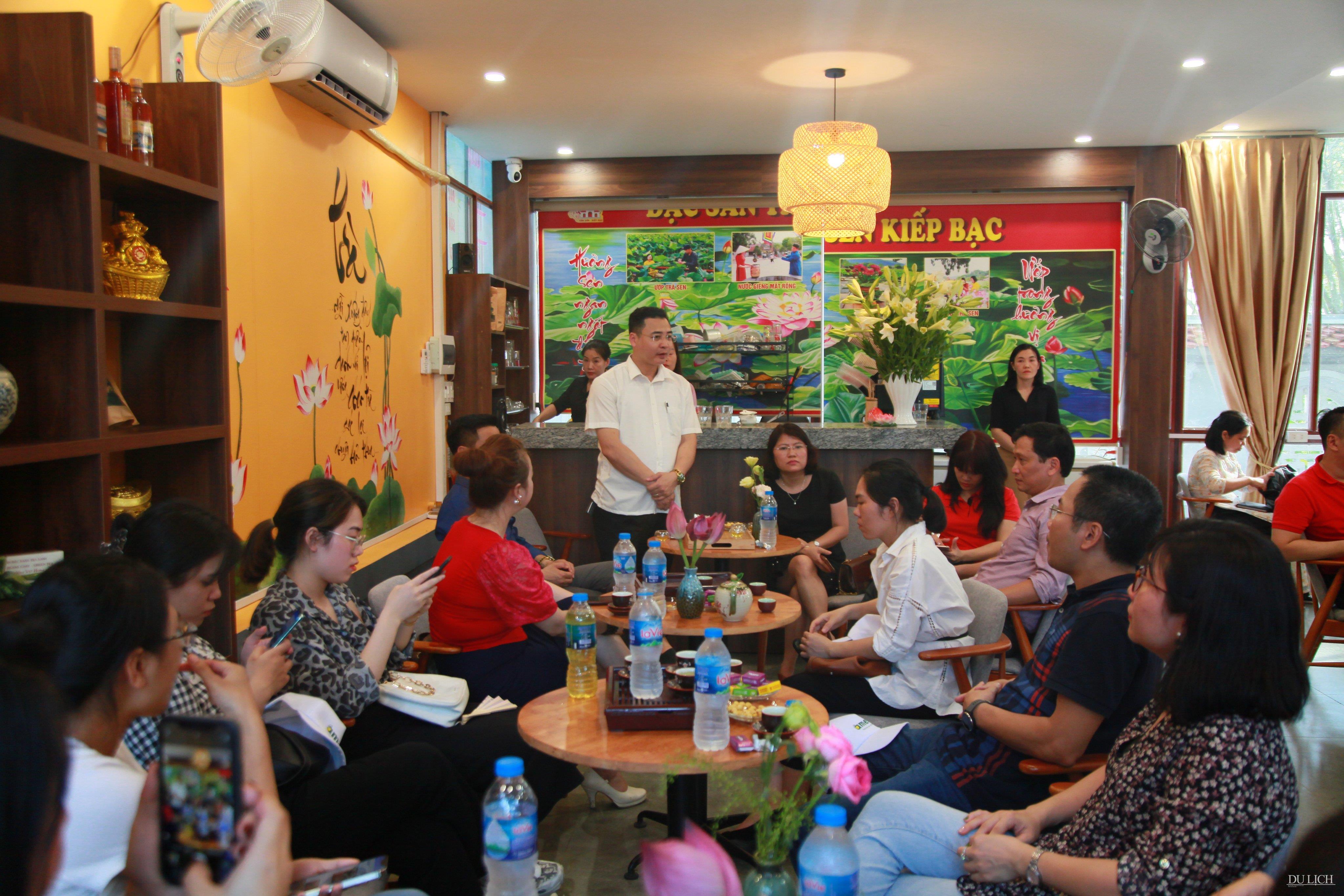 Phó giám đốc Sở VHTTDL Vũ Đình Tiến trao đổi với các doanh nghiệp lữ hành 